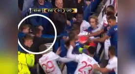 ¡Irresponsable! Hincha agrede a futbolistas con un niño en brazo y recibe dura sanción [VIDEO]