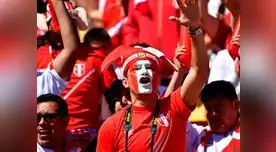 Hinchada blanquirroja recibió como celebridades a los jugadores de la selección peruana 