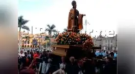 Feligreses en la Plaza Mayor de Lima a punto de misa en la Catedral