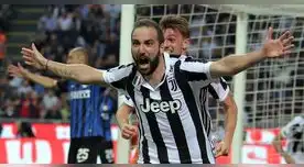 Higuaín celebra el triunfo agónico Higuaín celebra el triunfo agónico