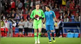 Jordan  Pickford  trata de tapar el tomatodo con las indicaciones y no lo vea Ospina