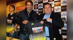 Vigo con el técnico Franco Navarro. FOTO: Radio La Beta
