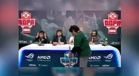 Trabajadora de limpieza se cruza en set durante transmisión en vivo