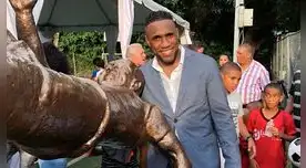 Luis Tejada posando con su estatua Luis Tejada posando con su estatua