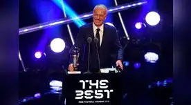Deschamps posa con el trofeo