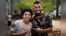 Carlos Tevez junto al actor que lo representará