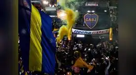 Hinchada Xeneize despidió a sus jugadores con un fantástico banderazo Hinchada Xeneize despidió a sus jugadores con un fantástico banderazo