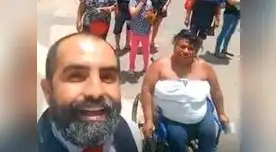 Mujer en silla de ruedas acude al Referéndum a ritmo de buena salsa