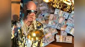 Floyd Mayweather presume su fortuna al beber en copa de oro y con millones de dólares