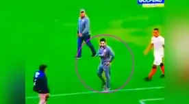 Universitario: integrante del cuerpo técnico provocó a la hinchada de Melgar con este gesto