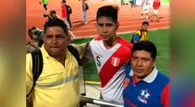 Moises Racchumick ex goleador del Minas posa junto a su hijo José tras la victoria con Bolivia