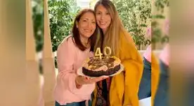 Delly emocionada con la autora de sus días en su fiesta de cumpleaños