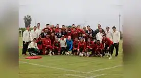 El cantante Gian Marco posa junto a jugadores y comando técnico. FOTO: Universitario de Deportes