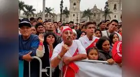 Hinchas peruanos abarrotan la plaza de Armas para ver el partido Perú vs. Uruguay