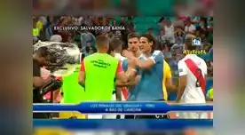 Edinson Cavani saluda a los jugadores peruanos