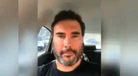 Eduardo Yáñez en un taxi