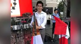 Miguel Salas, al lado de su arpa Miguel Salas, al lado de su arpa