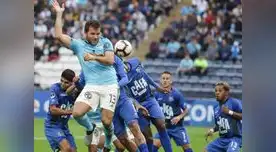 Revoredo salta en un tiro de esquina Revoredo salta en un tiro de esquina