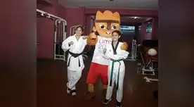 Grande junto a abanderada Angélica Espinoza