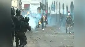 Manifestantes se enfrentaron a la policía en Ecuador Manifestantes se enfrentaron a la policía en Ecuador