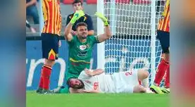 Higuaín cae ensangrentado al recibir un golpe del portero del Lecce. FOTO: EFE