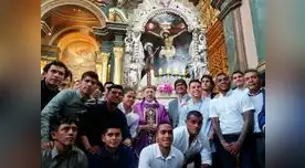 Junto al monseñor Juan Luis Cipriani, jugadores cremas posaron junto al Cristo de Pachacamilla