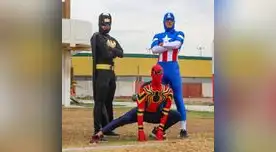 tres jugadores del Aurich llegan vestidos de Batman, Capitán de América y Hombre Araña tres jugadores del Aurich llegan vestidos de Batman, Capitán de América y Hombre Araña