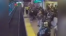 Instante en que el hombre está a punto de caer en los rieles Instante en que el hombre está a punto de caer en los rieles