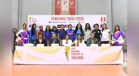 Las capitanas de los 10 equipos participantes posan en mesa central Las capitanas de los 10 equipos participantes posan en mesa central