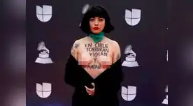 En medio de los Latin Grammy, la cantante Mon Laferte mostró sus senos en forma de proteta por Chile 