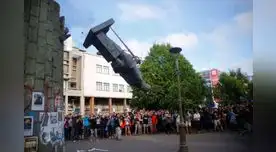 Estatua del conquistador  Pedro Valdivia es derribado por los manifestantes 