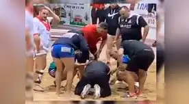 Espectadores y luchadores atendieron al árbitro