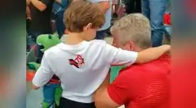 El abuelo lloraba sentado, el nieto se acerca con su peluche a consolarlo. Al final los tres festejaron entre lágrimas de felicidad El abuelo lloraba sentado, el nieto se acerca con su peluche a consolarlo. Al final los tres festejaron entre lágrimas de felicidad