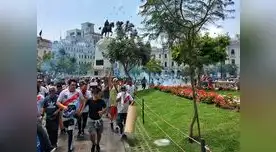 Policías dispersan a colectiveros de la Plaza San Martin con bombas lacrimógenas