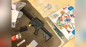 Dos padres encontraron se llevaron el susto de su vida al encontrar un rifle dentro de un regalo 