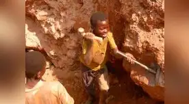 En África menores trabajan en la mina para extraer cobalto