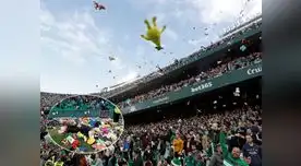 Hinchas arrojaron cientos de peluches que luego fueron recolectados para ser donados 