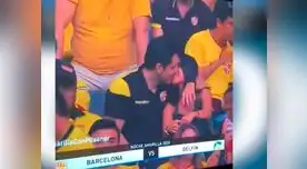Cámara capta "pareja infiel" en pleno partido de fútbol Cámara capta "pareja infiel" en pleno partido de fútbol
