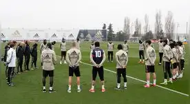 El plantel del Madrid rinde homenaje a la leyenda de la NBA