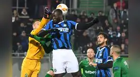 Lokaku del Inter intenta superar la marca del portero Iliev