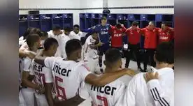 Dani Alves arengando a sus compañeros antes de un encuentro.