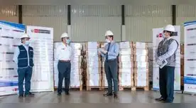 Ministro Víctor Zamora recibiendo donación.