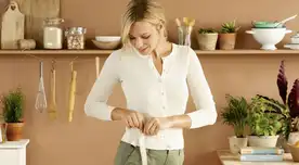 Mujer midiendo su cintura. Mujer midiendo su cintura.