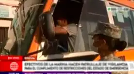 La Marina controla el pase de vehículos y transeúntes.