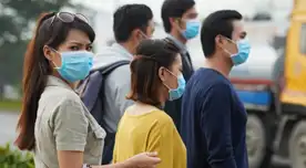 Gente con mascarillas.