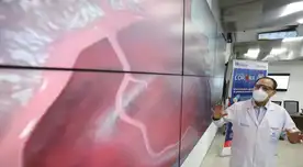 Médico explicando daños en el corazón. Médico explicando daños en el corazón.