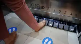 Los botones del ascensor fueron modificados en un centro comercial de Bangkok.