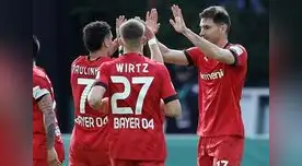 El argentino Lucas Alario celebra su tantos con sus compañeros