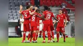 Los jugadores del Bayern felicitan a Lewandowski