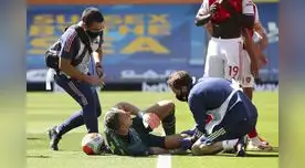 Preciso instante en que el portero recibe atención médica Preciso instante en que el portero recibe atención médica